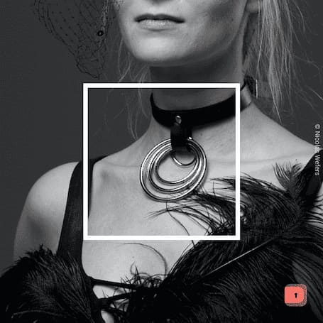 Fotografía en blanco y negro de una persona con velo, con un marco blanco que destaca su collar de terciopelo negro y su gran colgante de anillas plateadas