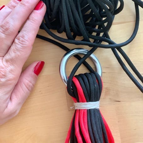 El haz de cordones atado con hilo justo debajo de una anilla metálica
