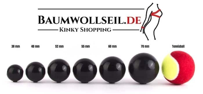 Comparación de tamaños de bolas de mordaza de 38 a 70 milímetros junto a una pelota de tenis, bajo el logotipo de Baumwollseil.de