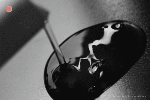 Primer plano en blanco y negro de una cuchara con lubricante viscoso