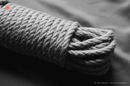 Primer plano en blanco y negro de una cuerda de yute enrollada con la textura de la fibra bien visible