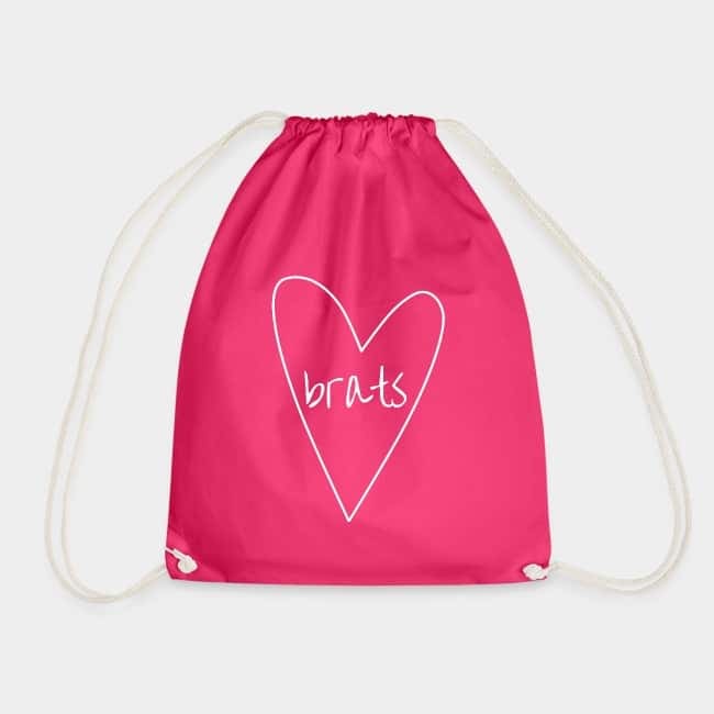 Mochila de cuerdas rosa con un corazón dibujado a mano y la palabra «brats» en blanco
