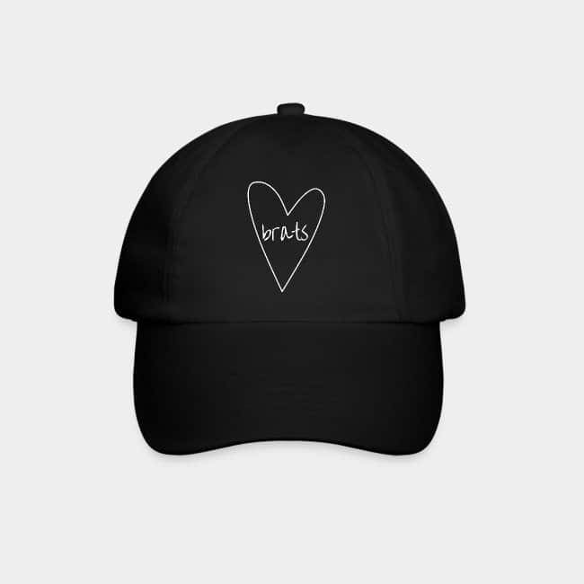 Gorra de béisbol negra con un corazón dibujado a mano y la palabra «brats» en blanco