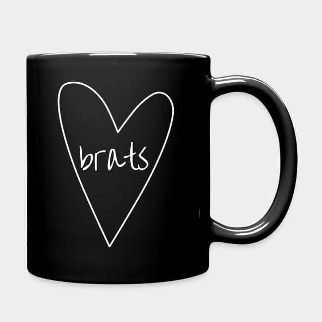 Taza negra con un corazón dibujado a mano y la palabra «brats» en blanco