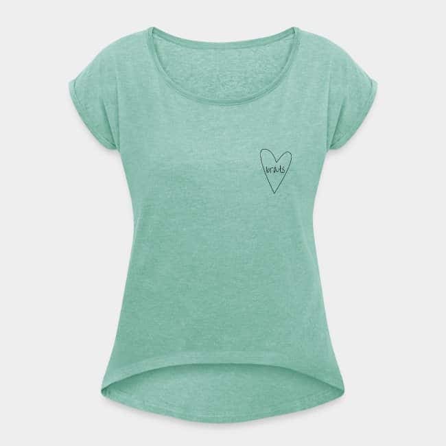Camiseta verde menta con un pequeño corazón dibujado a mano y la palabra «brats» en el pecho