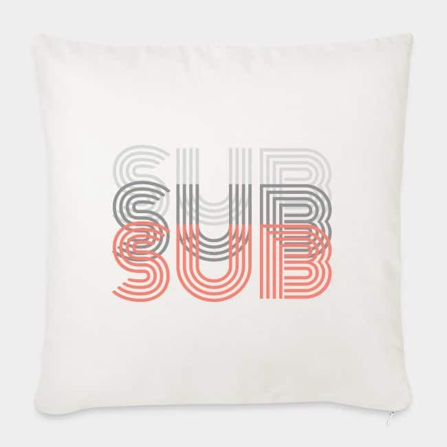 Cojín color crema con «SUB» repetido tres veces en letras retro grises y coral