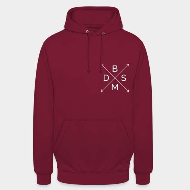 Sudadera con capucha burdeos con las letras B, D, S y M en una cruz de flechas blanca en el pecho