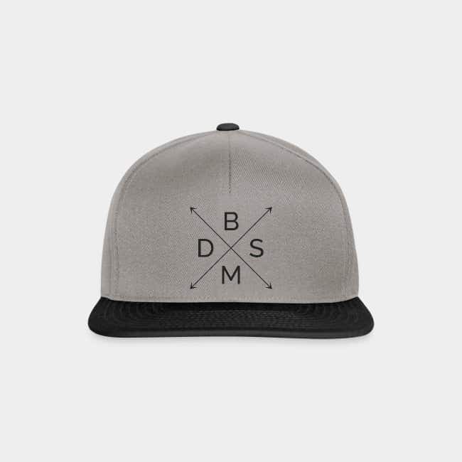 Gorra snapback gris con visera negra y las letras B, D, S y M en una cruz de flechas