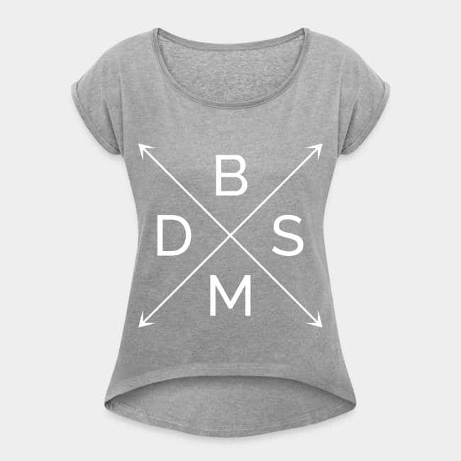 Camiseta gris jaspeada con las letras B, D, S y M en una cruz de flechas blanca