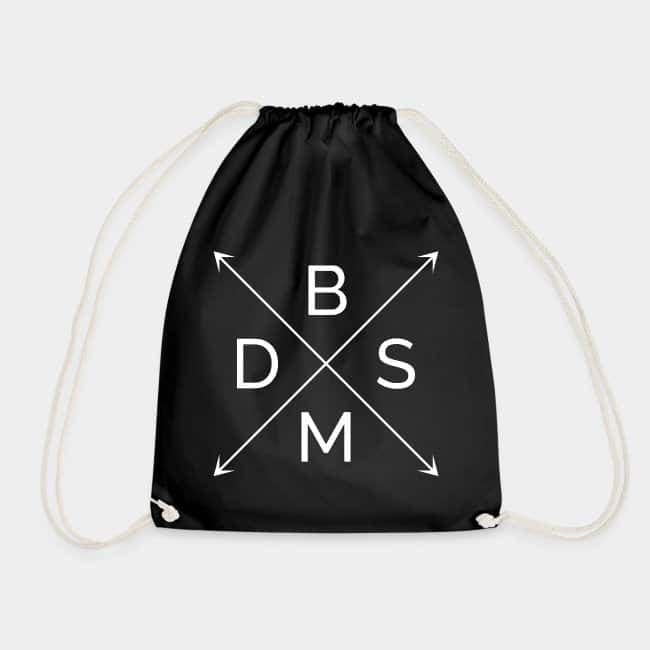 Mochila de cuerdas negra con las letras B, D, S y M en una cruz de flechas blanca