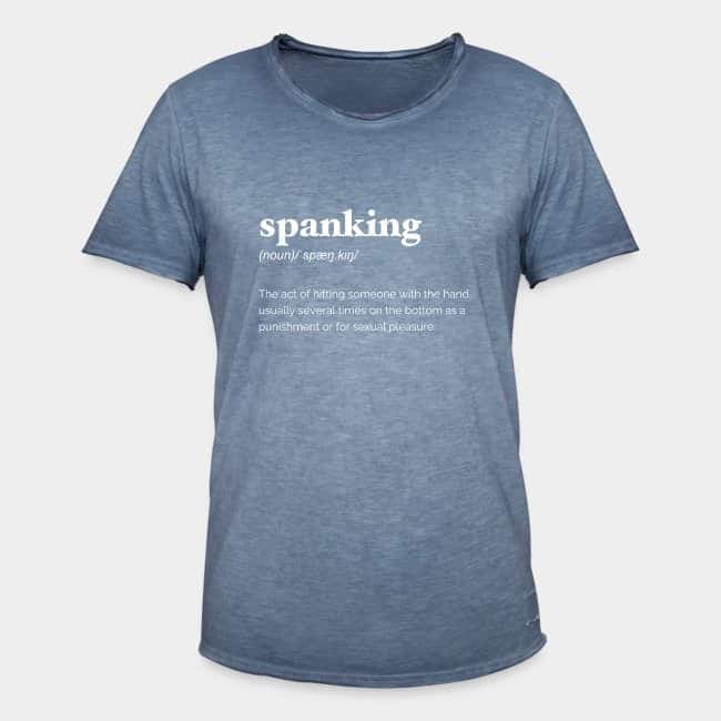 Camiseta azul lavada con la definición de diccionario de «spanking» en letras blancas