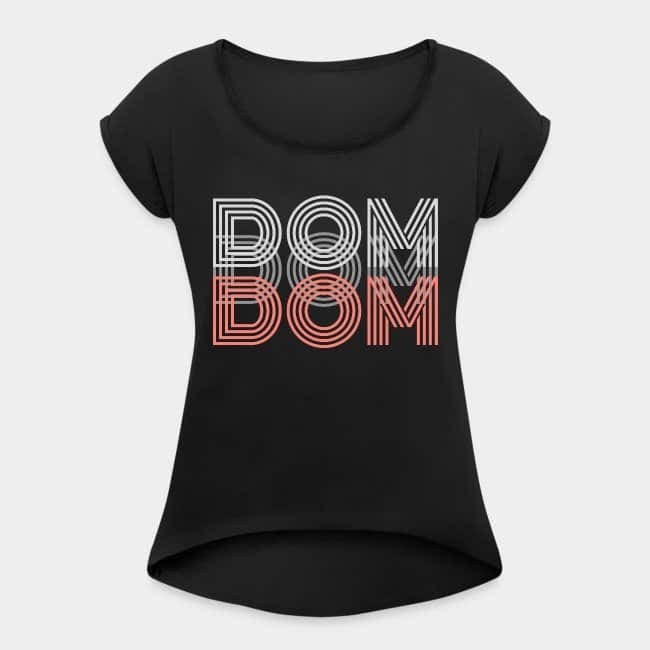 Camiseta negra con «DOM» estampado en tipografía retro blanca y roja