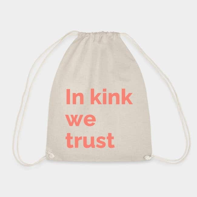 Mochila de cuerdas color natural con «In kink we trust» estampado en coral