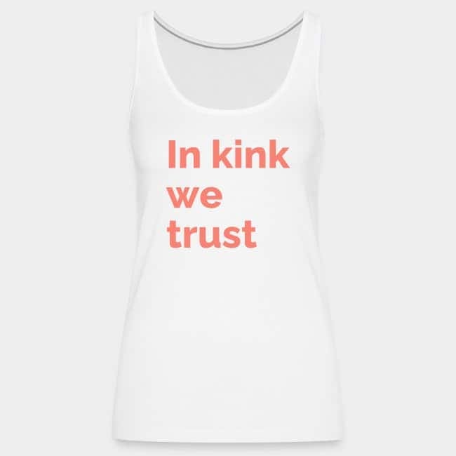 Camiseta de tirantes blanca con «In kink we trust» estampado en coral