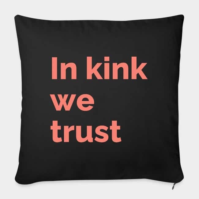 Cojín negro con «In kink we trust» estampado en coral