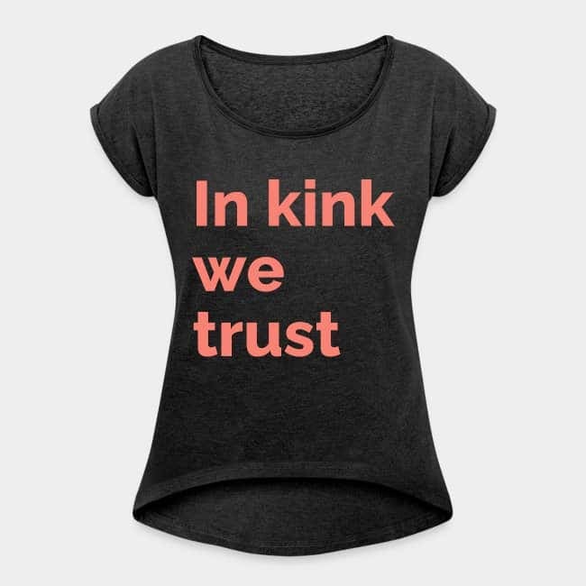 Camiseta gris marengo jaspeado con «In kink we trust» estampado en coral
