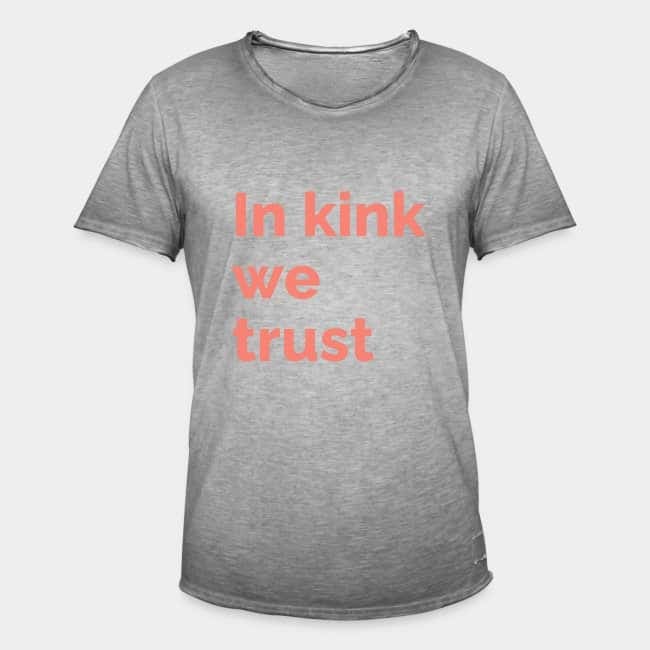 Camiseta gris jaspeada con «In kink we trust» estampado en coral