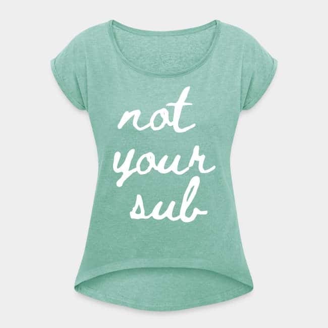 Camiseta verde menta con «not your sub» escrito a mano en blanco