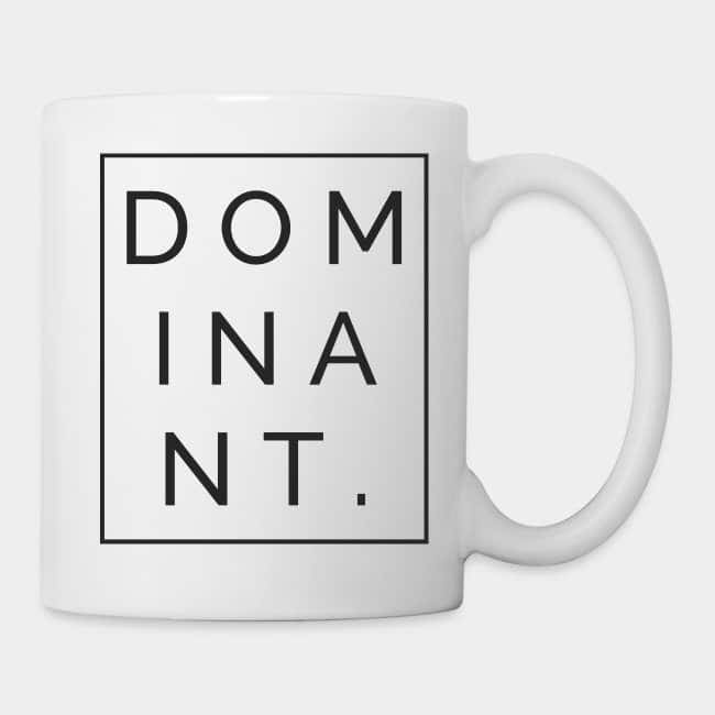 Taza blanca con la palabra «DOMINANT.» dentro de un marco negro