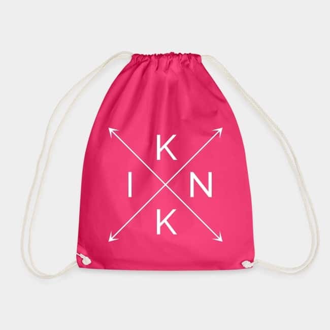 Mochila de cuerdas rosa con las letras K, I, N y K en una cruz de flechas blanca