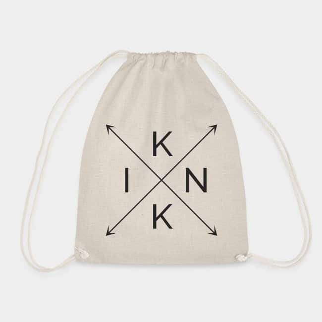 Mochila de cuerdas color natural con las letras K, I, N y K en una cruz de flechas negra