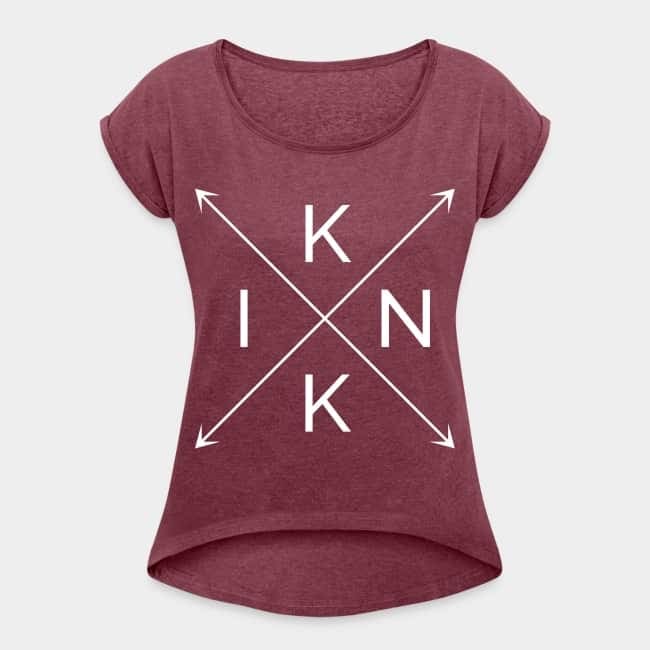 Camiseta burdeos jaspeada con las letras K, I, N y K en una cruz de flechas blanca