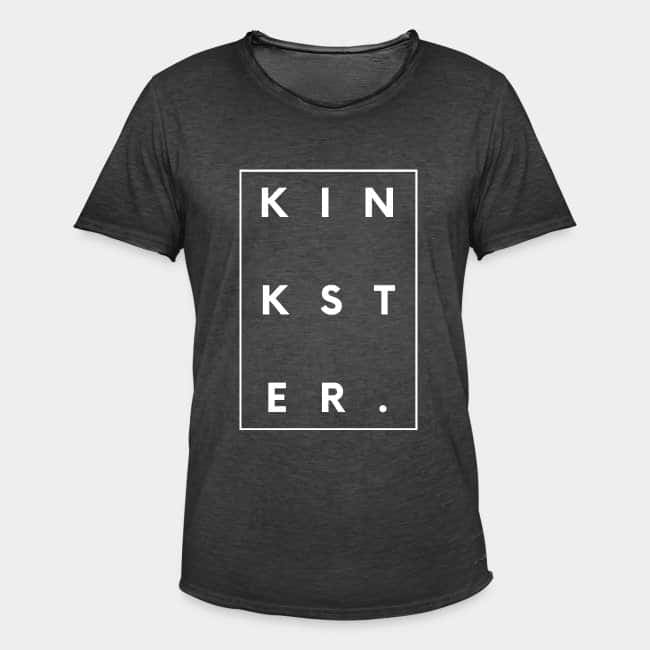Camiseta gris oscuro con lavado vintage y la palabra «KINKSTER.» dentro de un marco blanco