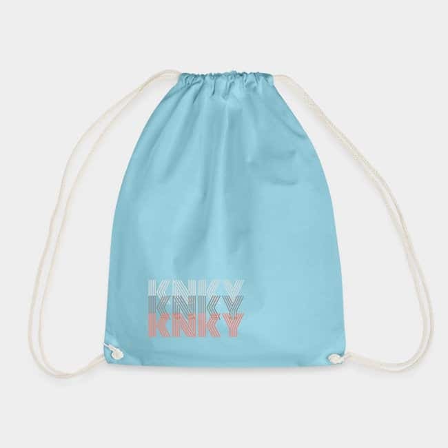 Mochila de cuerdas azul claro con «KNKY» repetido tres veces en letras blancas, grises y coral