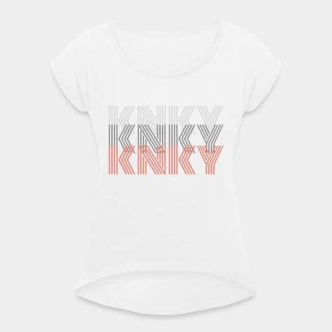 Camiseta blanca con «KNKY» repetido tres veces en letras retro grises y coral