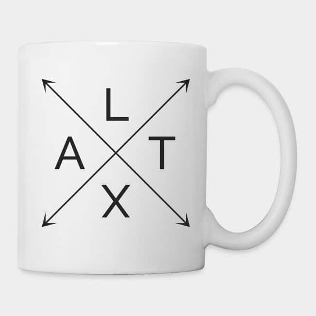 Taza blanca con las letras L, A, T y X en una cruz de flechas negra