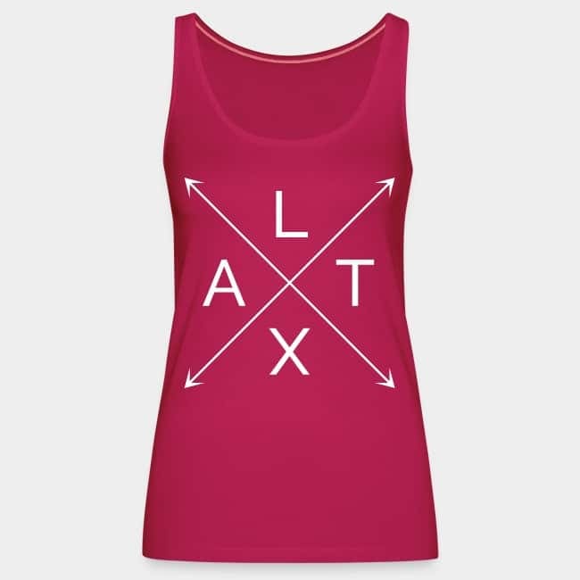 Camiseta de tirantes color baya con las letras L, A, T y X en una cruz de flechas blanca