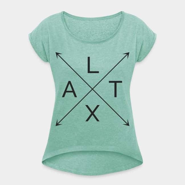 Camiseta verde menta con las letras L, A, T y X en una cruz de flechas negra