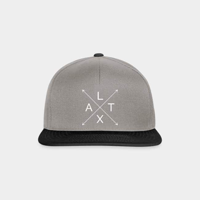 Gorra snapback gris con visera negra y las letras L, A, T y X en una cruz de flechas blanca