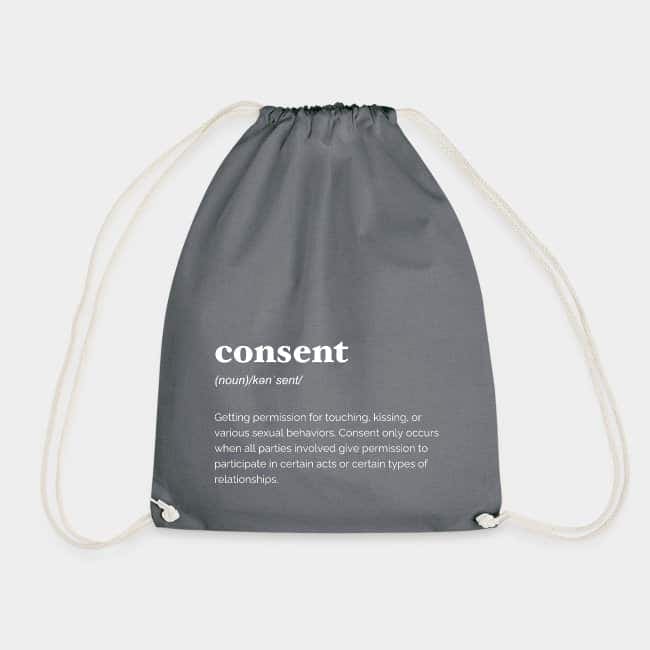 Mochila de cuerdas gris con la definición de diccionario de «consent» en letras blancas