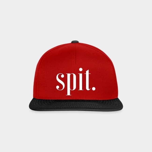 Gorra snapback roja con visera negra y «spit.» estampado en tipografía serif blanca