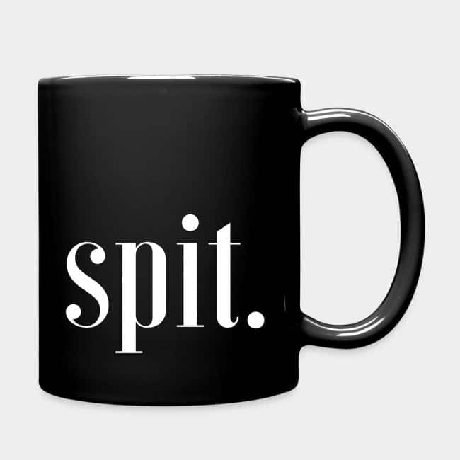 Taza negra con «spit.» estampado en tipografía serif blanca