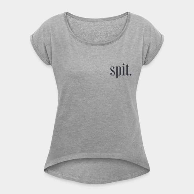 Camiseta gris jaspeada con un pequeño estampado «spit.» en el pecho en tipografía serif oscura