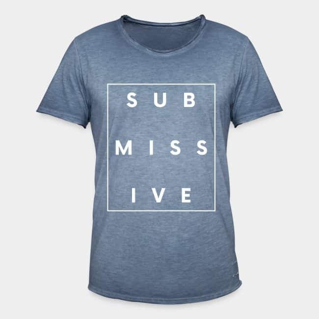 Camiseta azul lavada con la palabra «SUBMISSIVE» dentro de un marco blanco