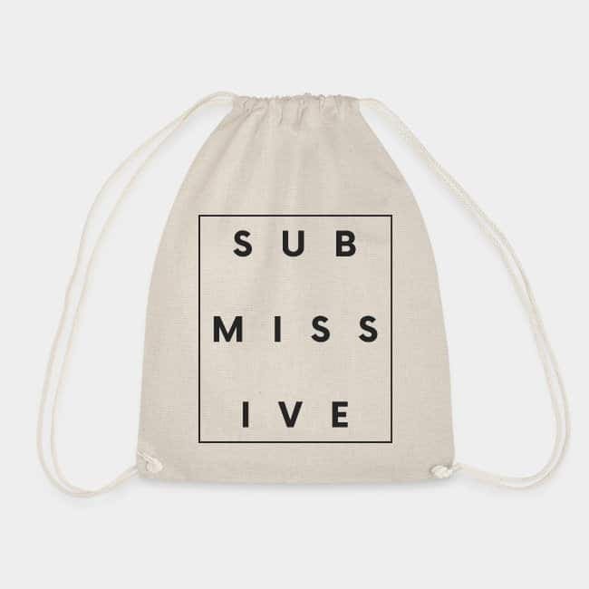 Mochila de cuerdas color natural con la palabra «SUBMISSIVE» dentro de un marco negro