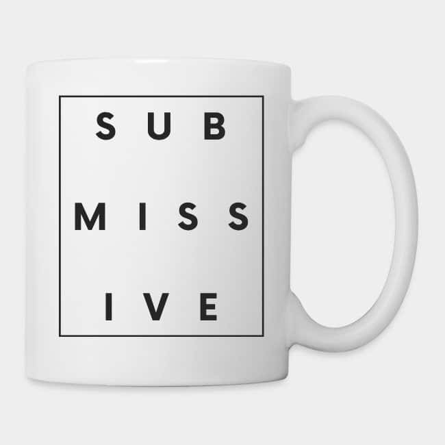 Taza blanca con la palabra «SUBMISSIVE» dentro de un marco negro