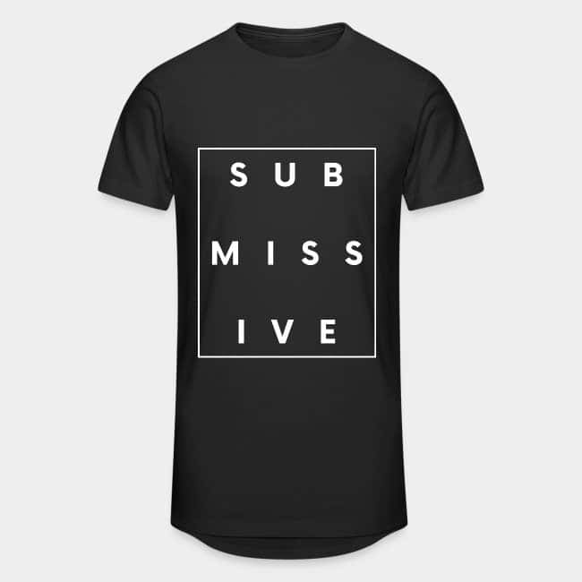 Camiseta negra larga con la palabra «SUBMISSIVE» dentro de un marco blanco