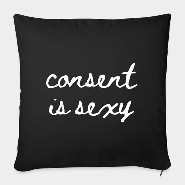 Cojín negro con «consent is sexy» escrito a mano en blanco