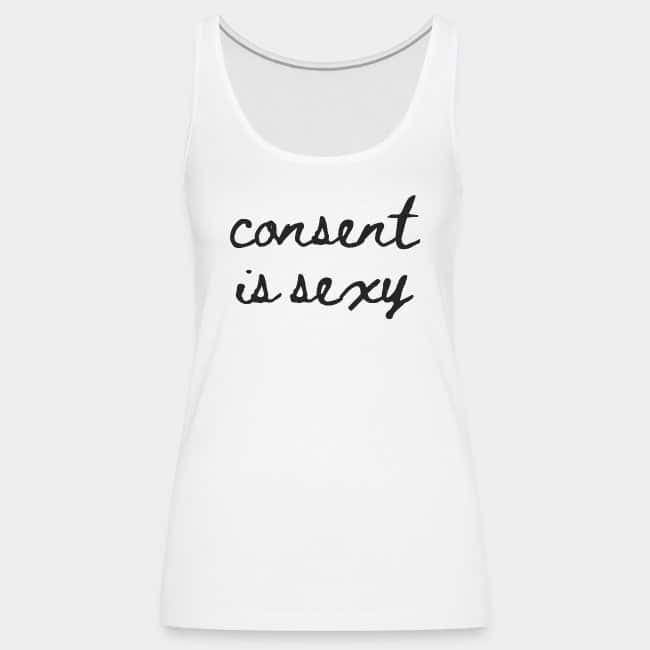 Camiseta de tirantes blanca con «consent is sexy» escrito a mano en negro