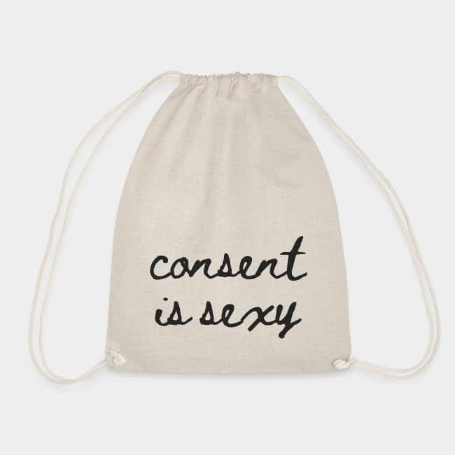 Mochila de cuerdas color natural con «consent is sexy» escrito a mano