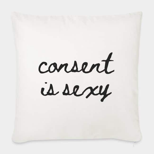 Cojín color crema con «consent is sexy» escrito a mano en negro