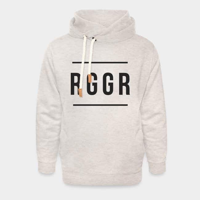 Sudadera color crema con cuello chal y «RGGR» estampado en mayúsculas negras entre dos líneas