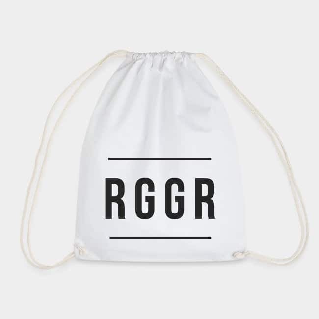 Mochila de cuerdas blanca con «RGGR» estampado en mayúsculas negras entre dos líneas