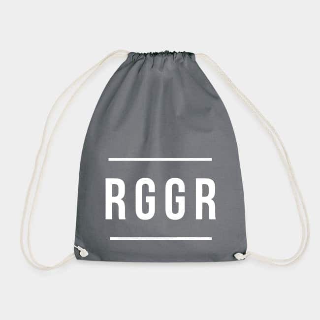 Mochila de cuerdas gris con «RGGR» estampado en mayúsculas blancas entre dos líneas