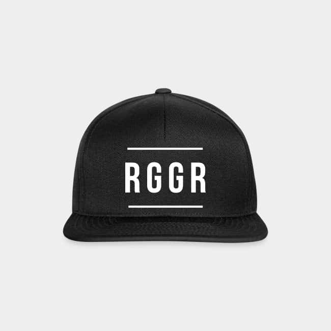 Gorra snapback negra con «RGGR» estampado en mayúsculas blancas entre dos líneas