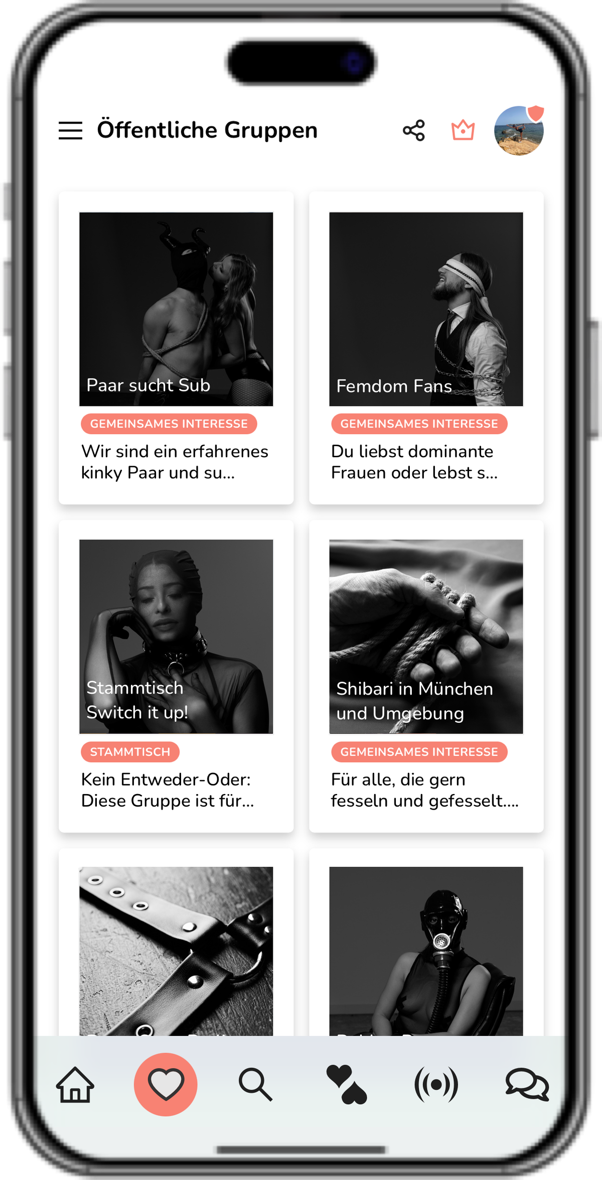 Smartphone-Mockup der Deviance-App mit der Ansicht „Öffentliche Gruppen“: Gruppenkarten wie „Paar sucht Sub“, „Femdom Fans“, „Stammtisch Switch it up!“ und „Shibari in München und Umgebung“
